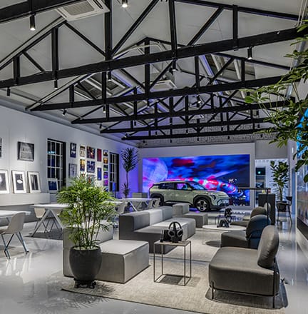 오픈 라운지에서 휴식 및 서비스 제공