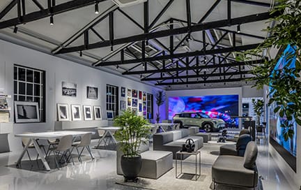 오픈 라운지에서 휴식 및 서비스 제공