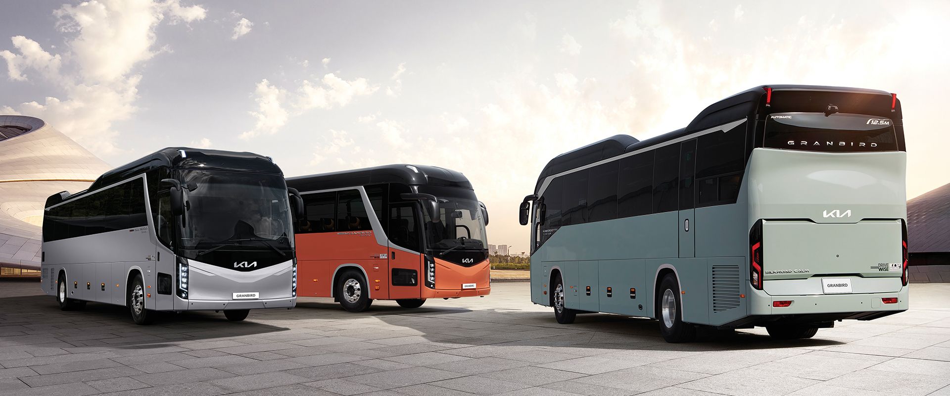 실크로드 – 뉴트럴 실버(좌), 썬샤인 – 브릭브라운 (중앙) (웅장형 스포일러 적용), 실크로드 캄 - 뱀부그린(우)