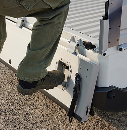 접이식 보조 스텝(리어 데크 게이트 내측)