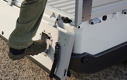 접이식 보조 스텝(리어 데크 게이트 내측)