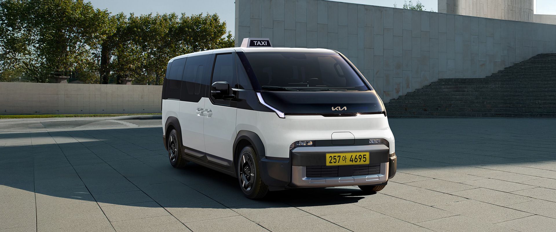 간결하고 볼드한 PV5 택시 전면