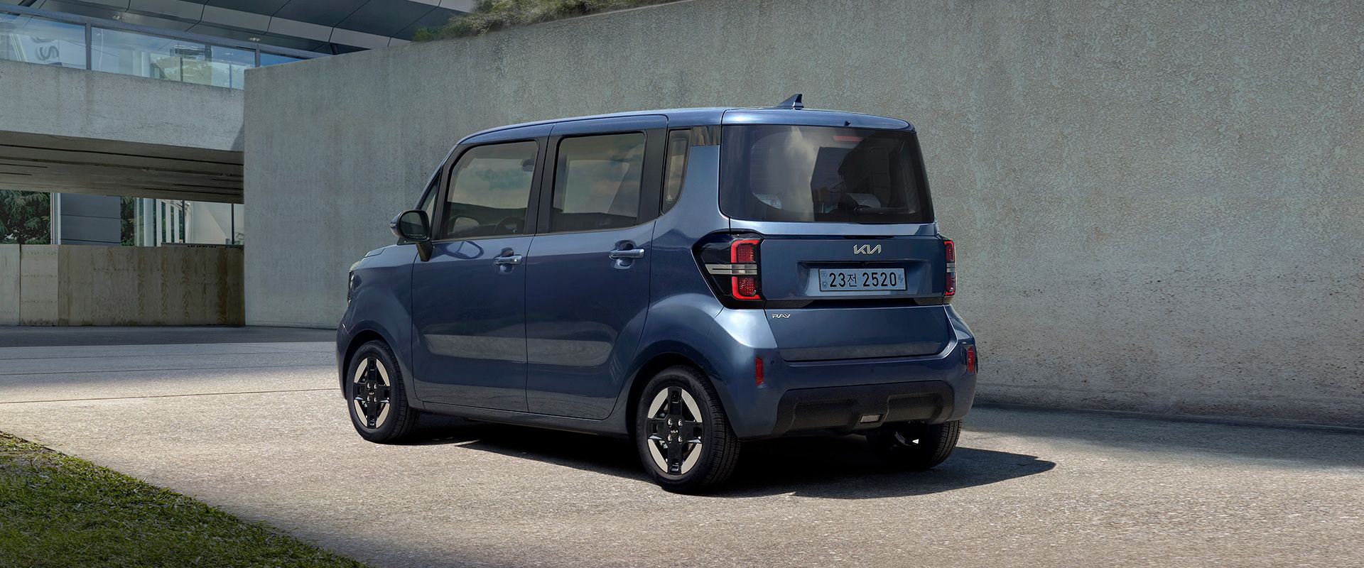 레이 EV 외장 스모크 블루 후측면